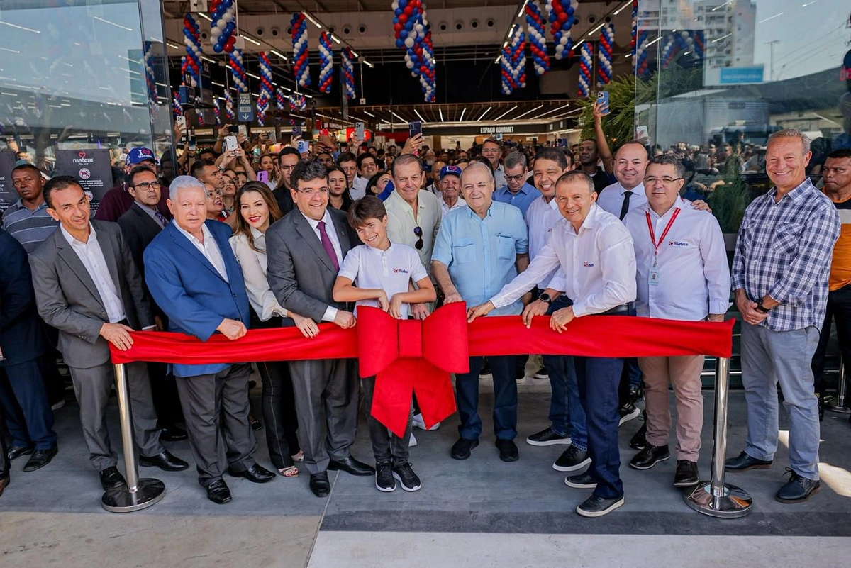 Rafael Fonteles, Paulo Guimarães, Sílvio Mendes e CEOs em inauguração de mais um Mateus