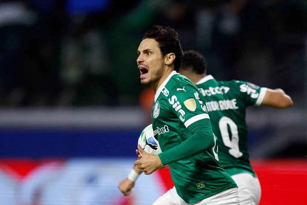 Raphael Veiga celebra um de seus dois gols no jogo