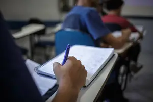 Estudante em preparação para provas de concursos públicos (Foto: Reprodução | Folhapress)