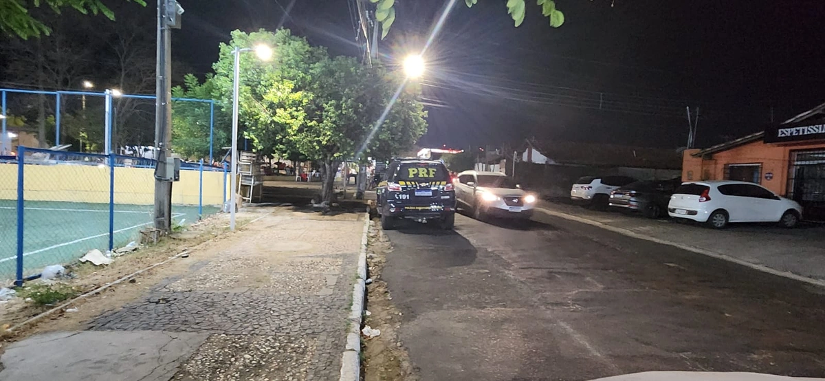 Viatura da PRF estacionada de forma irregular próxima a esquina