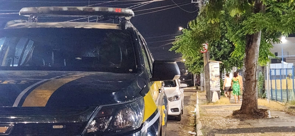 Viatura da PRF estacionada de forma irregular