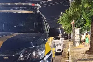 Viatura da PRF estacionada de forma irregular (Foto: Revista40graus)