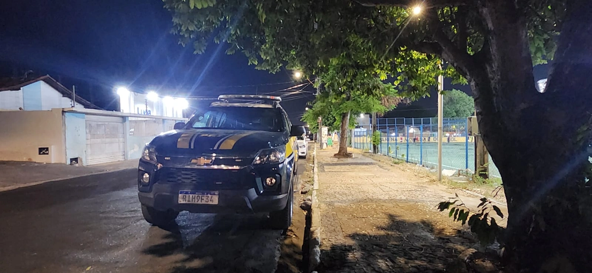 Viatura da PRF estacionada de forma irregular