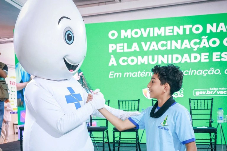 Zé Gotinha e uma criança