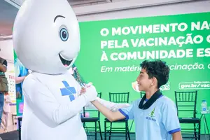 Zé Gotinha e uma criança (Foto: Reprodução)