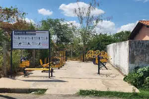 Academia popular colocada em terreno da horta comunitária do conjunto Giovane Prado (Foto: Revista40graus)