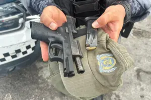 Arma apreendida do falso policial e uma cobertura falsa (Foto: Reprodução)