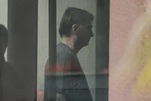 Bolsonaro acompanha Michelle Bolsonaro até a porta da PF (Foto: Gabriela Biló)