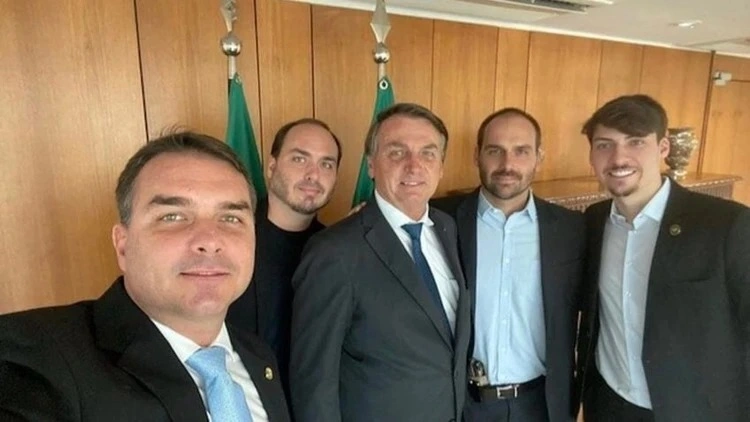 Bolsonaro e filhos