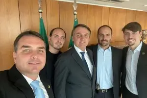 Bolsonaro e filhos (Foto: Redes Sociais)