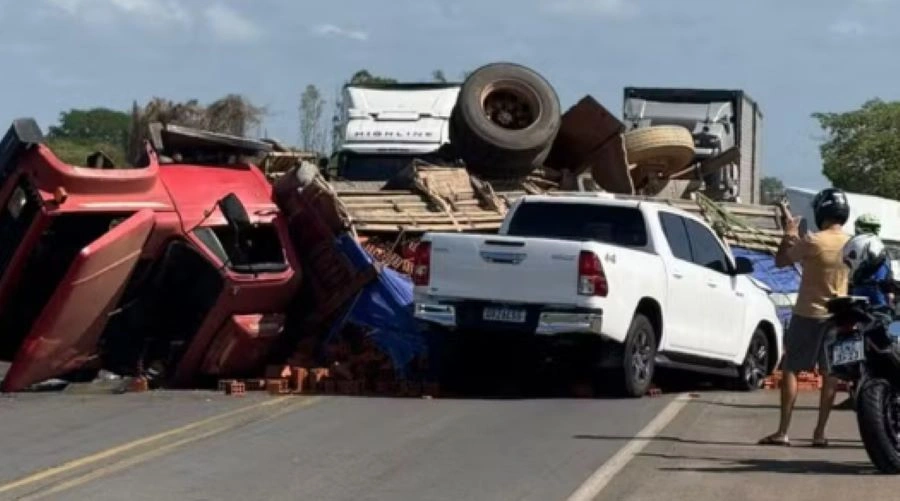 Caminhonete que transportava o secretário de Cultura do Piauí, Rodrigo Amorim
