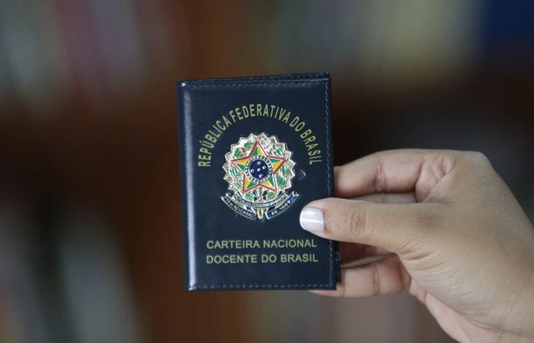 Documento oficial garante identificação, benefícios e valorização profissional em todo o país