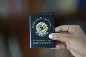 Documento oficial garante identificação, benefícios e valorização profissional em todo o país (Foto: Divulgação)
