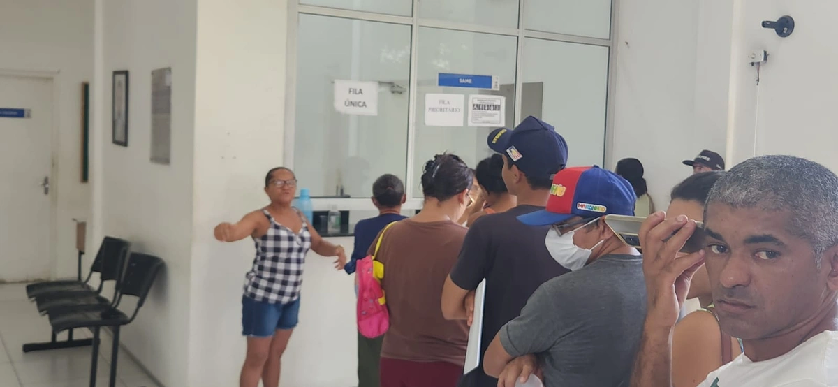 Dona Derí desabafando na fila de atendimento da UBS