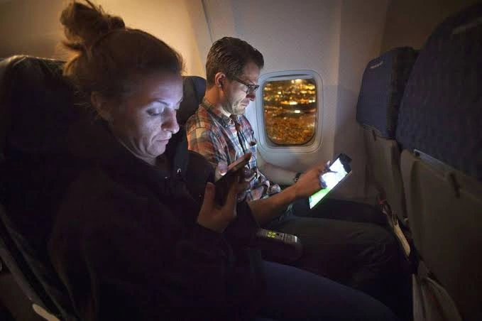 França aplica multas de até € 20 mil para passageiros que causarem tumulto em voos