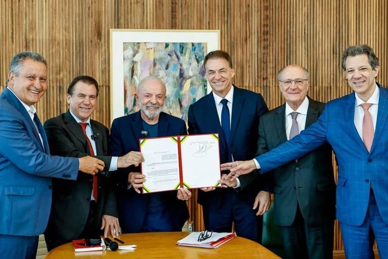 Lula assina decreto que muda regras para vale-refeição e alimentação
