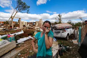 Mulher se emociona ao ver os escombros de sua casa após o tornado em Rio Bonito do Iguaçu (Foto: Daniel Castellano)