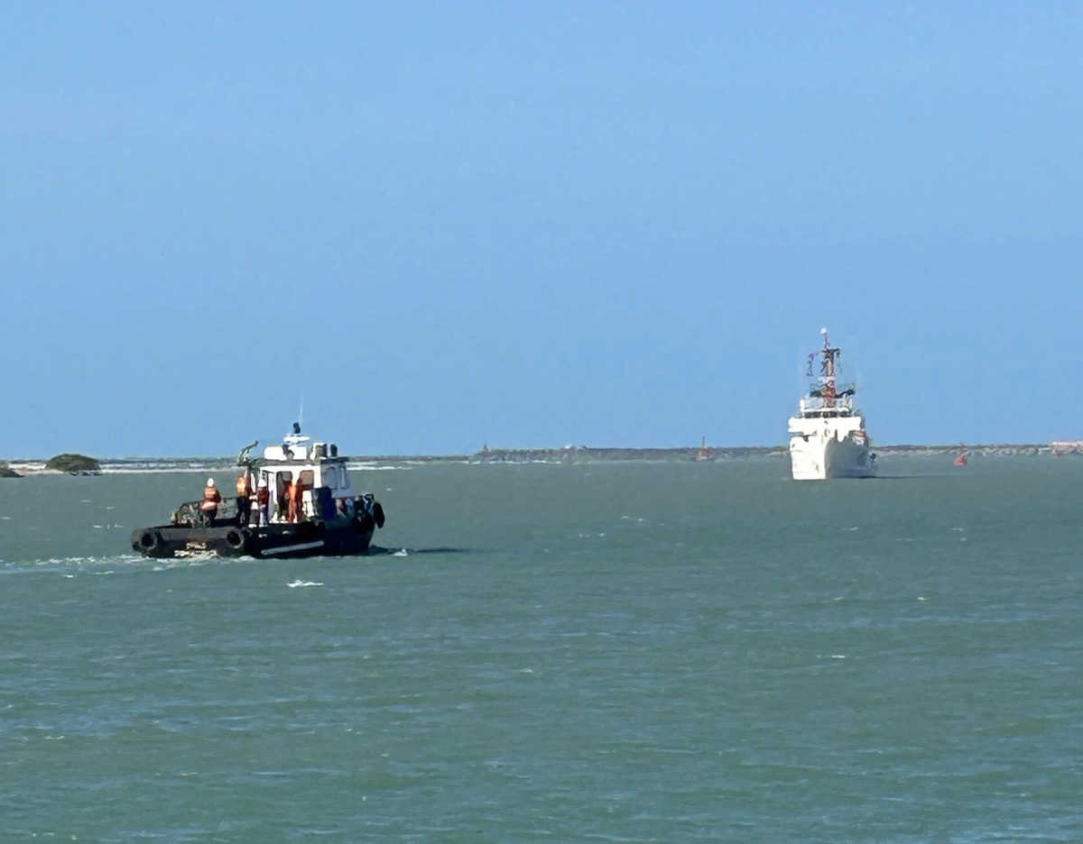 Navio hidrográfico da Marinha do Brasil sendo alcançado por rebocador