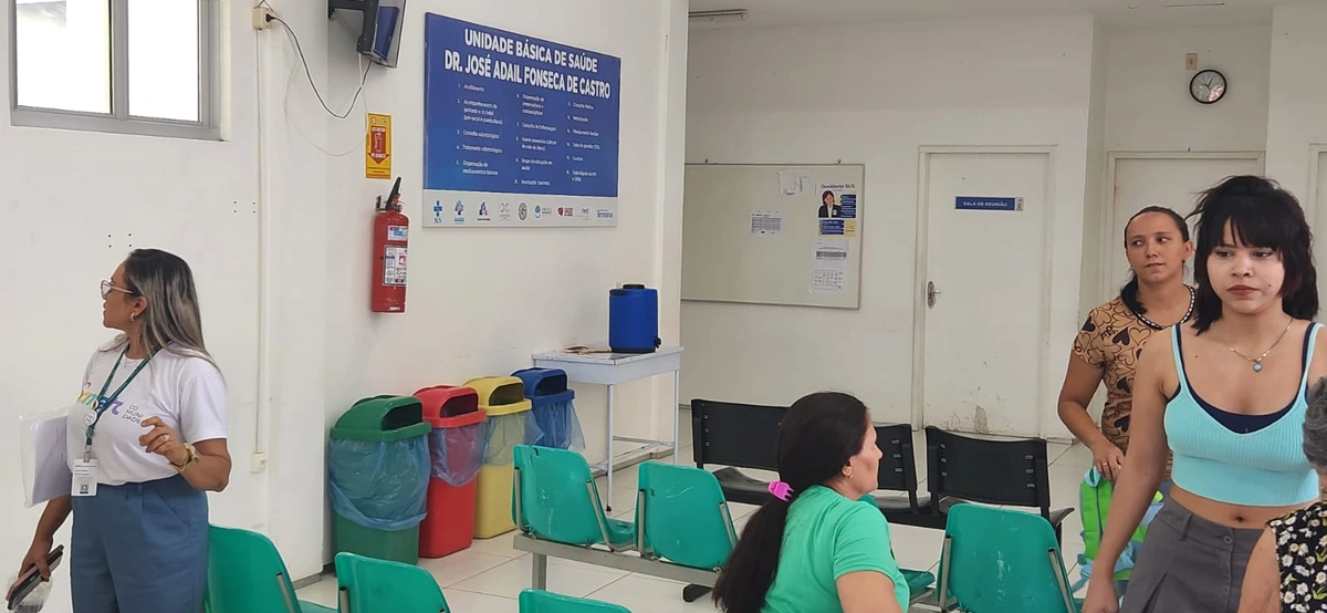 O "bebedouro" é um garrafão sobre uma mesa enferrujada