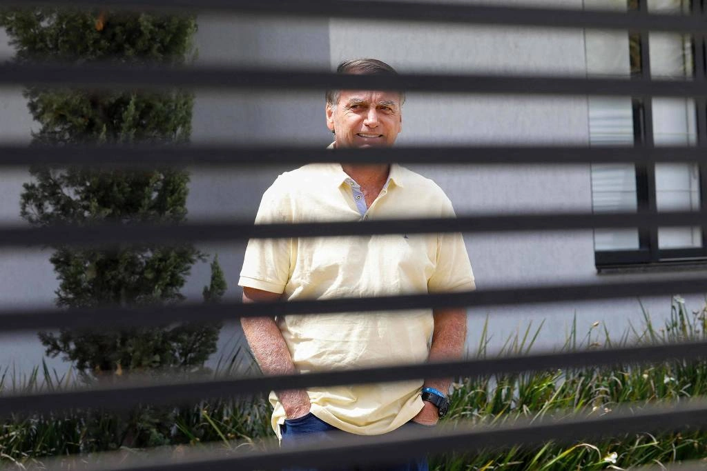 O ex-presidente Jair Bolsonaro (PL) em casa, em novembro, onde cumpria prisão domiciliar