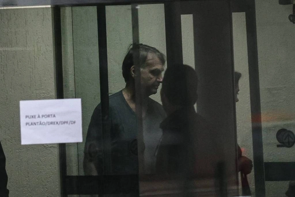 O ex-presidente Jair Bolsonaro (PL), preso na Superintendência da Polícia Federal em Brasília, após receber visita da ex-primeira-dama Michelle Bolsonaro