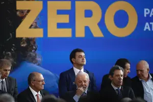 O presidente Lula, o vice-presidente Geraldo Alckmin, os ministros Fernando Haddad (Fazenda) e Gleisi Hoffmann (Relações Institucionais) e o deputado federal Arthur Lira participam de evento de sanção da isenção do IR (Foto: Pedro Ladeira)