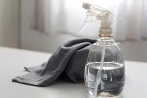 O que significa borrifar vinagre debaixo da cama Poucas pessoas conhecem esse truque da vovó (Foto: Reprodução)