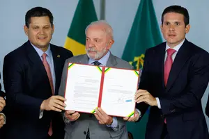 Os presidentes do Senado, Davi Alcolumbre (União-AP); da República, Lula (PT); e da Câmara, Hugo Motta (Republicanos-PB), durante cerimônia no Palácio do Planalto (Foto: Pedro Ladeira)