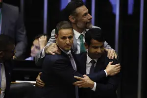 Parlamentares comemoram com Derrite a aprovação do PL Antifacção (Foto: Pedro Ladeira)