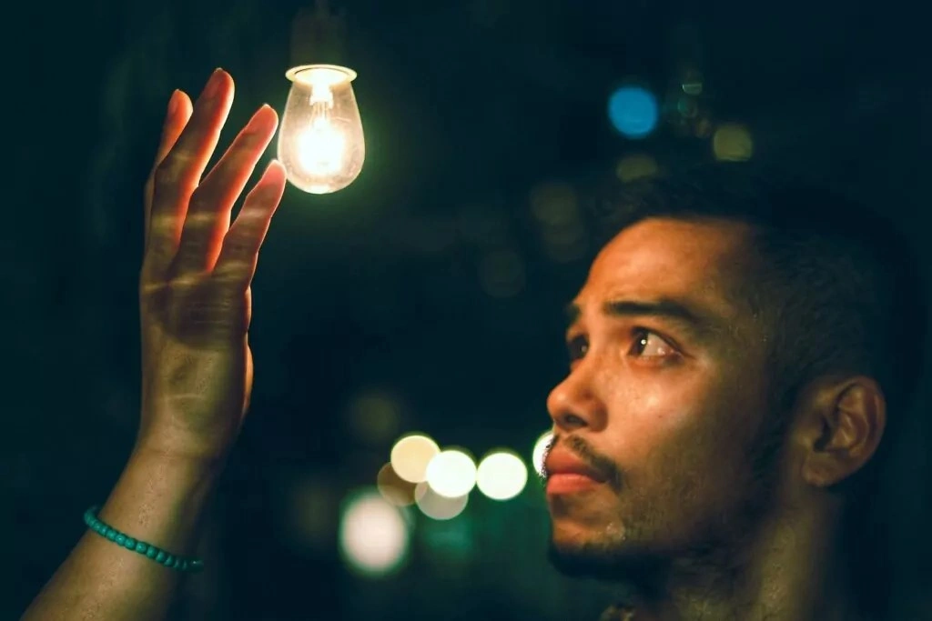 Pessoa com lâmpada