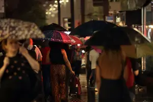 Pessoas durante chuva na Avenida Paulista - São Paulo (SP), 31/03/2025 (Foto: Reprodução | Paulo Pinto/Agência Brasil)