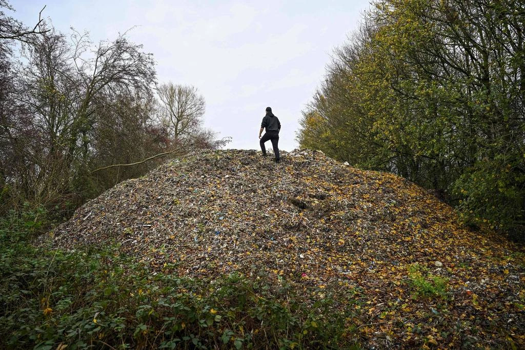 Pilha de lixo ilegal perto de Kidlington, Oxfordshire, na Inglaterra