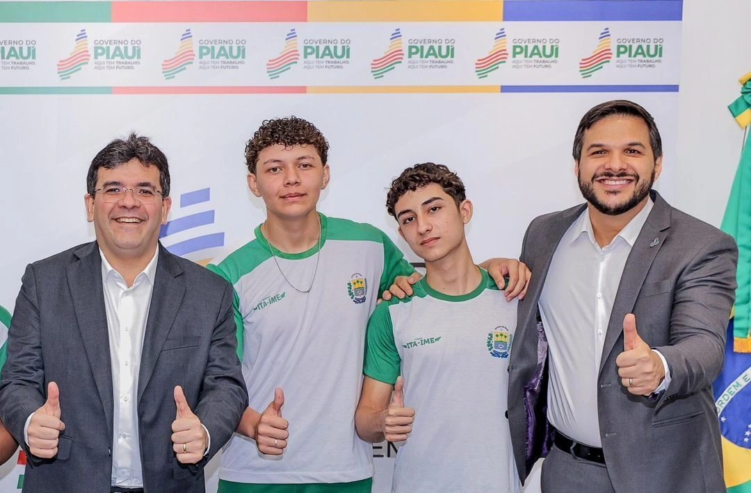 Rafael Fonteles e Washington Bandeira com estudantes