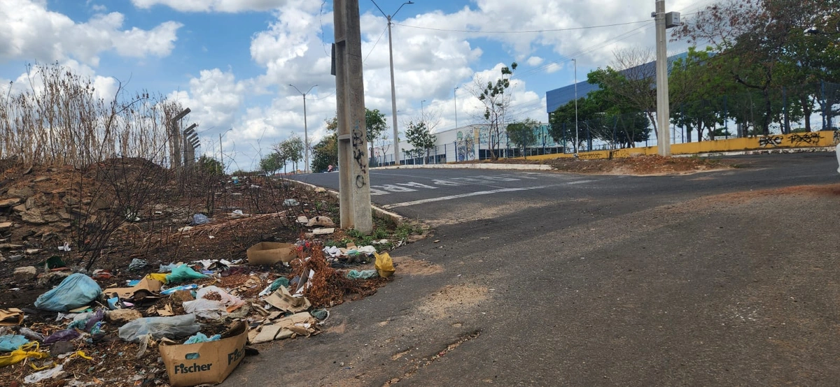 Rua Amadeus Paulo com o cruzamento com o Céu Norte
