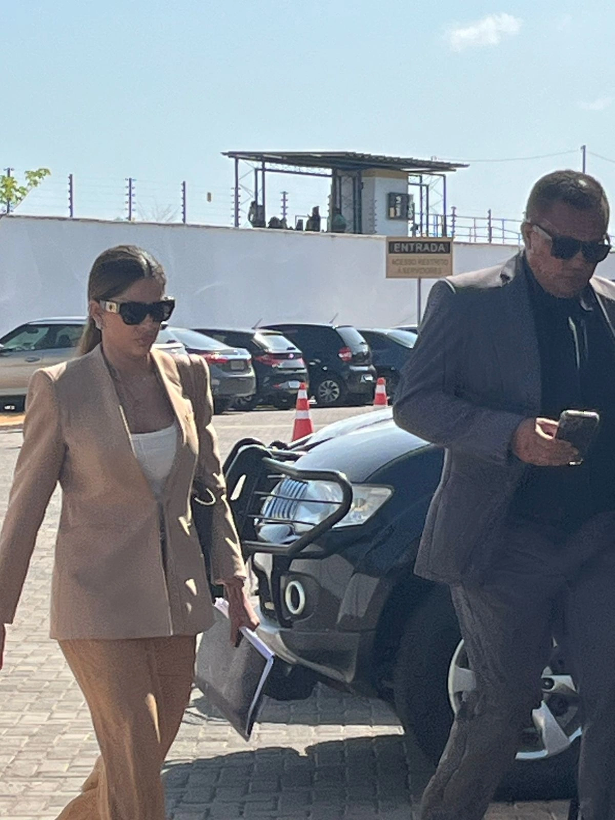 Tatiana Medeiros acompanhada de advogado