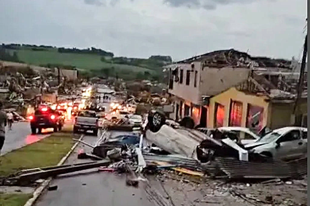 Temporal causa destruição em Rio Bonito do Iguaçu (PR), no final da tarde de sexta-feira (7). Na cidade, quatro pessoas morreram e há desaparecidos