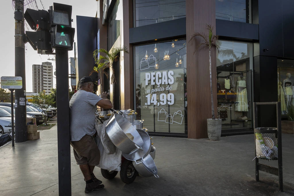 Trabalhador informal vende panelas na rua em Três Lagoas, em Mato Grosso do Sul