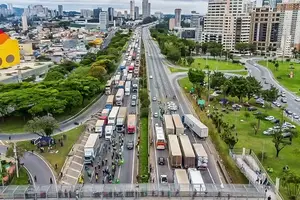 Transportes: categoria teve alta de 1,2% em setembro, segundo avanço seguido, puxada pelo transporte rodoviário de carga (Foto: AFP)