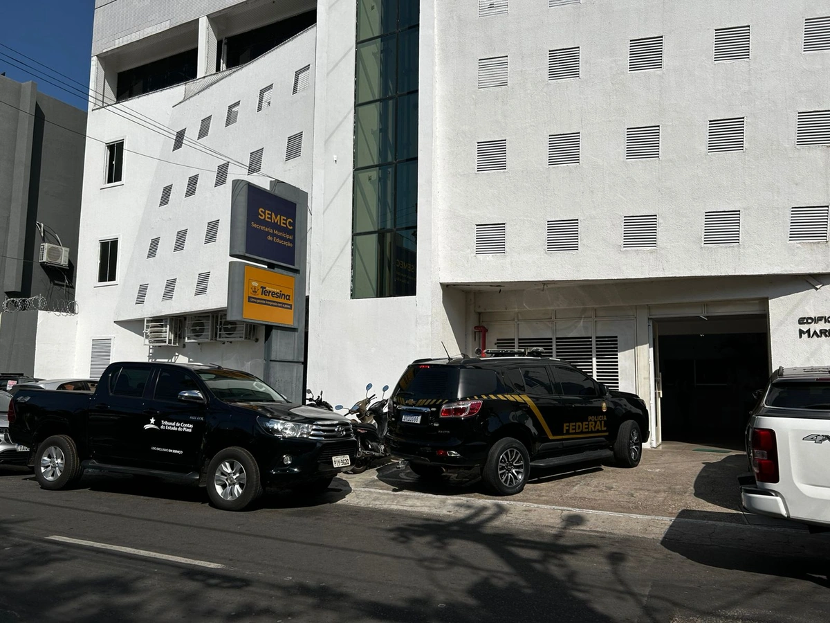 Viatura do TCE-PI e da Polícia Federal com as equipes na Semec