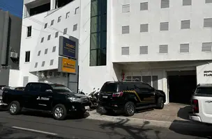 Viatura do TCE-PI e da Polícia Federal com as equipes na Semec (Foto: Reprodução)