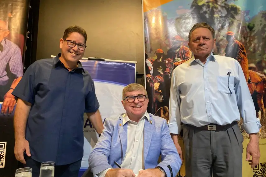 A Livraria Entrelivros foi palco, em noite prestigiada, do lançamento do livro “Conceito de Justiça em Paul Ricoeur: o sentido ético do ato de julgar”, de autoria do advogado da União Ricardo Resende de Araújo. O evento reuniu colegas da Advocacia-Geral da União do Piauí e de Brasília, além de advogados, professores, membros do Ministério Público e integrantes do Rotary Club Piçarra. A Livraria Entrelivros foi palco, em noite prestigiada, do lançamento do livro “Conceito de Justiça em Paul Ricoeur: o sentido ético do ato de julgar”, de autoria do advogado da União Ricardo Resende de Araújo. O evento reuniu colegas da Advocacia-Geral da União do Piauí e de Brasília, além de advogados, professores, membros do Ministério Público e integrantes do Rotary Club Piçarra.