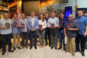 A Livraria Entrelivros foi palco, em noite prestigiada, do lançamento do livro “Conceito de Justiça em Paul Ricoeur: o sentido ético do ato de julgar”, de autoria do advogado da União Ricardo Resende de Araújo. O evento reuniu colegas da Advocacia-Geral da União do Piauí e de Brasília, além de advogados, professores, membros do Ministério Público e integrantes do Rotary Club Piçarra. (Foto: Divulgação)