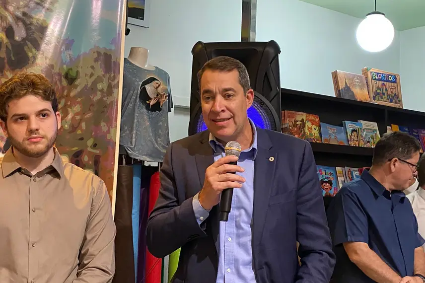 A Livraria Entrelivros foi palco, em noite prestigiada, do lançamento do livro “Conceito de Justiça em Paul Ricoeur: o sentido ético do ato de julgar”, de autoria do advogado da União Ricardo Resende de Araújo. O evento reuniu colegas da Advocacia-Geral da União do Piauí e de Brasília, além de advogados, professores, membros do Ministério Público e integrantes do Rotary Club Piçarra. A Livraria Entrelivros foi palco, em noite prestigiada, do lançamento do livro “Conceito de Justiça em Paul Ricoeur: o sentido ético do ato de julgar”, de autoria do advogado da União Ricardo Resende de Araújo. O evento reuniu colegas da Advocacia-Geral da União do Piauí e de Brasília, além de advogados, professores, membros do Ministério Público e integrantes do Rotary Club Piçarra.