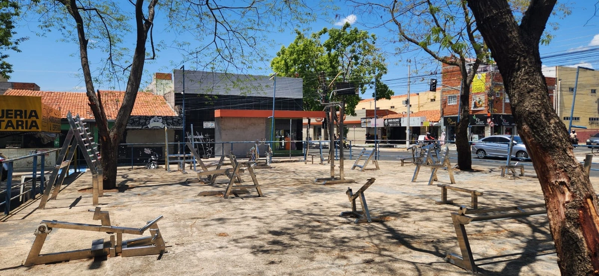 Academia abandonada na Avenida Principal do Dirceu em Teresina