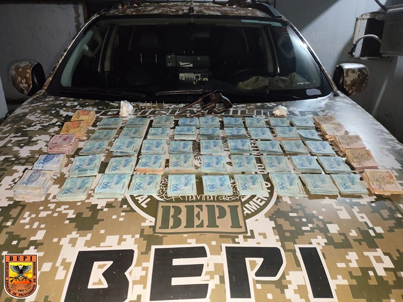 Apreensão de uma arma de fogo, drogas e uma grande quantia em dinheiro na Vila Mandacaru, zona Leste de Teresina