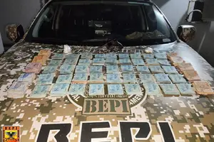 Apreensão de uma arma de fogo, drogas e uma grande quantia em dinheiro na Vila Mandacaru, zona Leste de Teresina (Foto: BEPI)