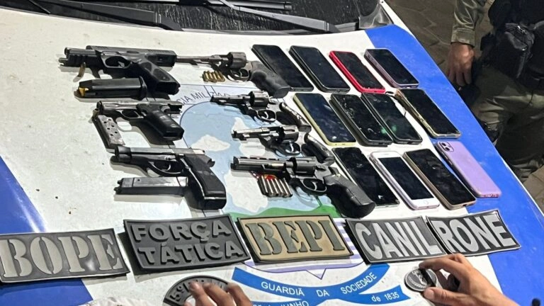 Armas e celulares apreendidos