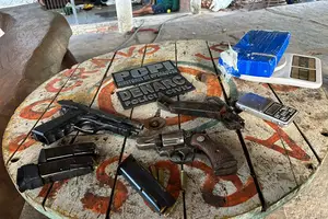 Armas e drogas apreendidas no sítio em Timon (Foto: SSP-PI)