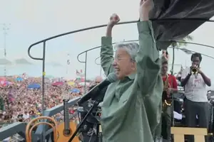 Caetano Veloso em ato musical em Copacabana, no Rio de Janeiro, contra o Congresso e o PL da Dosimetria (Foto: Reprodução)