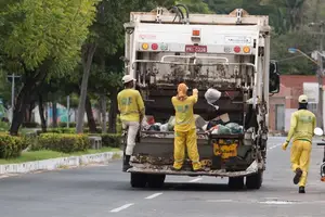 Caminhão de lixo em Teresina (Foto: Reprodução)